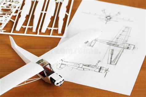 Aviao De Montar - Kit Para Montar Modelo De Avião De Plástico Foto de Stock - Imagem de ...