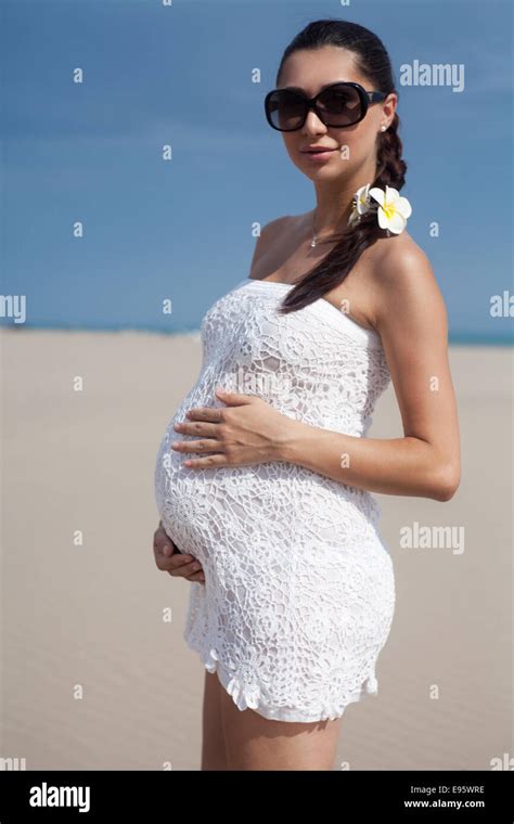 Schwangere Frauen Im Bikini Fotos Und Bildmaterial In Hoher Aufl Sung Alamy
