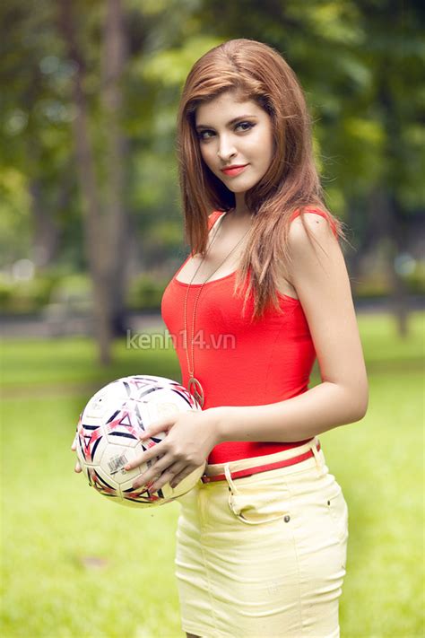 Mùa Euro nghe hot girl Andrea tám về bóng đá