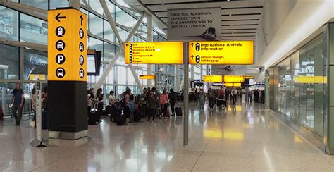 heathrow-T2-arrivals-2-triagonal-wayfinding – Triagonal