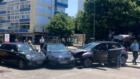 Colis O Entre Tr S Carros Provoca Queda De Poste Em Benfica Portugal