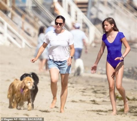 Jennifer Garner And Her Swimsuit Clad Daughter Violet Bond In Malibu Hot Lifestyle News