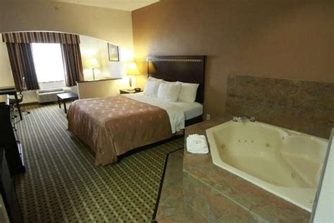 17 Hotels with Hot Tub in Room in Fort Worth, TX