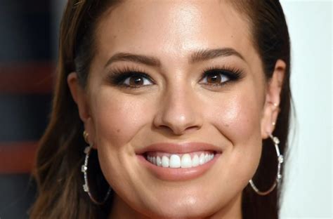 Ses gros seins tombent du bikini Ashley Graham a partagé une photo épicée de la salle de bain