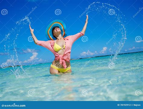 Femme Dans Le Bikini Prenant Un Bain De Soleil Sur La Plage Dans Exuma Bahamas Photo Stock