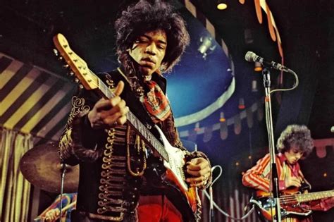 Jimi Hendrix Amp Settings, Guitars & Gear for His Signature Tone!