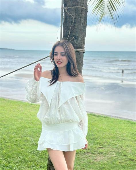 Em gái Công Vinh diện bikini hoa hồng khoe đường cong bốc lửa