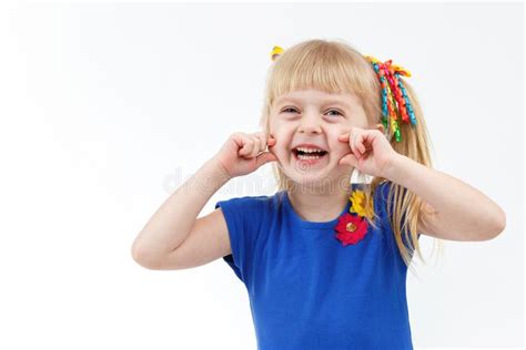 Portrait De Petite Fille Blonde Drôle Avec Deux Queues Sur Le Blanc Photo stock Image du