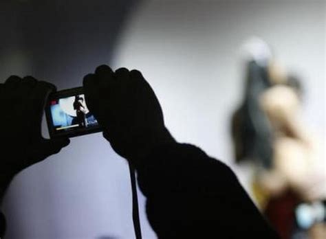 Yêu nhau quay lại clip sex chụp ảnh nóng để làm gì