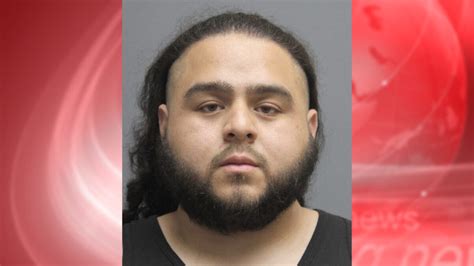 Cr Nica Chica Latina Deja Entrar Desconocido A Casa