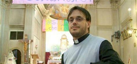 Prete Gay Sposato Celebra Messa A Verona Don Giuliano Costalunga Rischia Scomunica