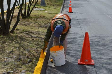 Trabaja Gobierno Municipal En Pintura De Guarniciones En Avenida