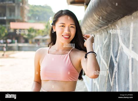 Junges M Dchen Am Strand Bikini Fotos Und Bildmaterial In Hoher Aufl Sung Alamy