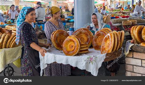 National uzbek bread sold in the market - Fergana, Uzbekistan – Stock ...