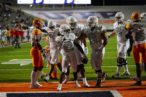 Unlv Defeats Utep Behind Jaiden Thomas Record 4 Rushing Touchdowns