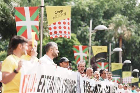 Ertzainas se concentran en Bilbao antes de la presentación del Tour