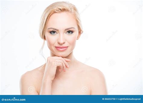 Femme Blonde Nue Avec La Main Sur Le Menton Souriant à L appareil photo Concept De Soin De