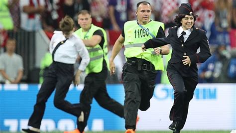 Pussy Riot в полицейской форме прервали матч финала ЧМ 2018 24СМИ