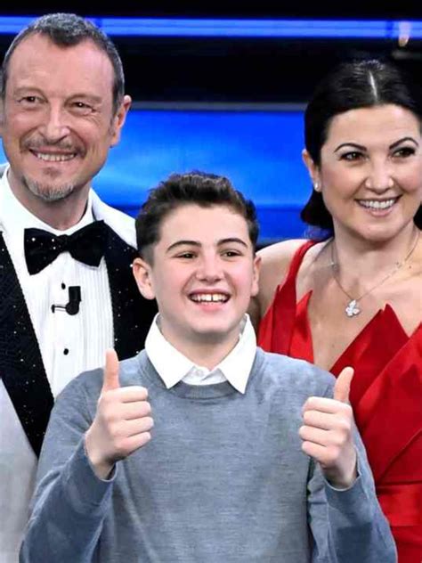 Sanremo 2023 il figlio di Amadeus dà il telefono agli Autogol