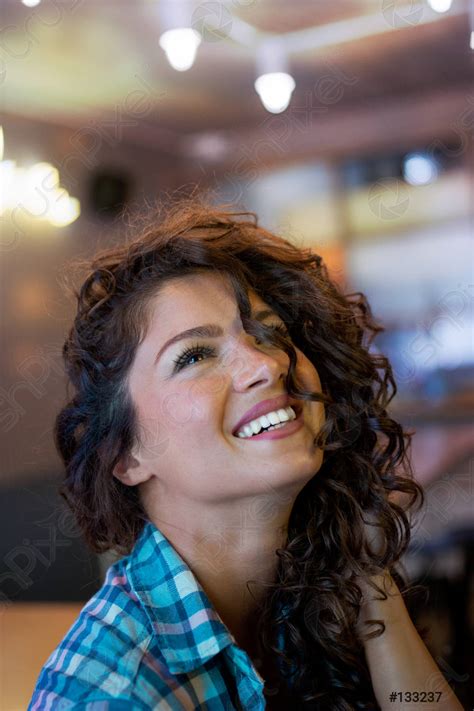 Mooie Brunette Vrouw Met Lang Krullend Haar Stockfoto Crushpixel