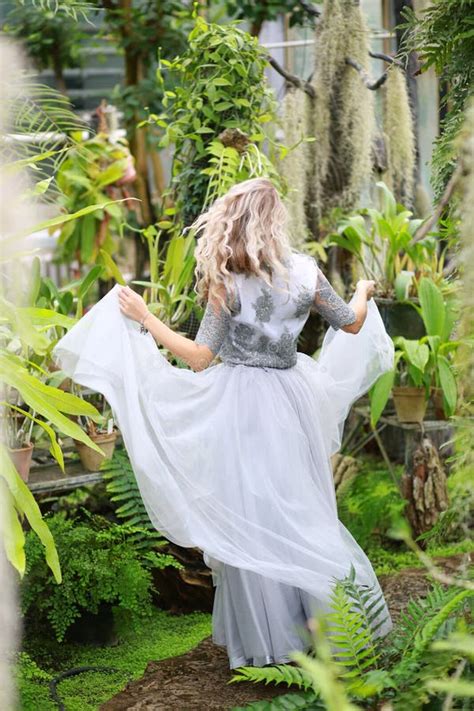 Belle Longue Fille Blonde De Cheveux Dans Une Jupe De Tulle De Vol Image Stock Image Du