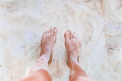 Mujer Joven Tomando El Sol En La Playa Blanca Piernas Foto Premium