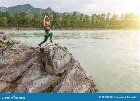 Une Jeune Femme Blonde Au Petit Cul Sexy S étire En Levant Les Mains Penchées Sur La Falaise