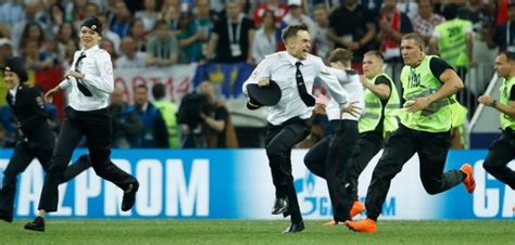 Finale Mondial Pussy Riot emprisonnés après leur intrusion sur le terrain