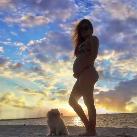 Embarazo en bikini Sherlyn lució su pancita de seis meses en su babymoon Infobae