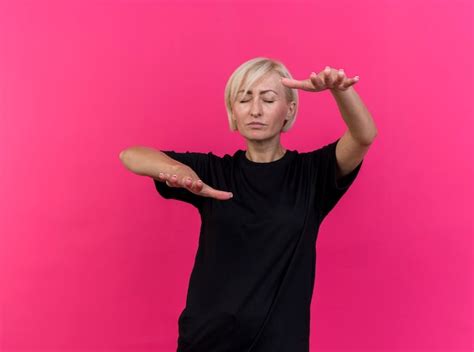 Femme blonde d âge moyen slave marchant avec les yeux fermés étendant les mains vers la caméra