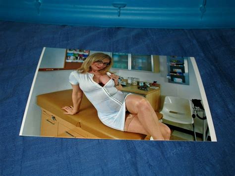 PHOTO SEXY BLONDE MATURE COUGAR MODÈLE EN UNIFORME JAMBES CROISÉES BAS NYLON eBay