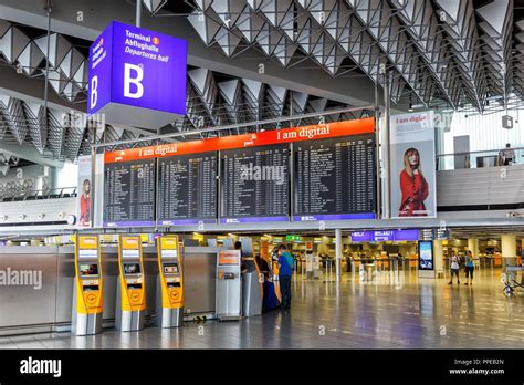 Frankfurt, Deutschland - 27. Mai 2018: Terminal 1 Halle B am Flughafen Frankfurt in Deutschland ...