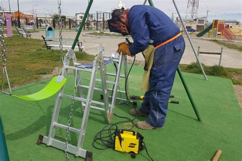 El Municipio Realiza Tareas De Parquizado Y Embellecimiento De La Plaza