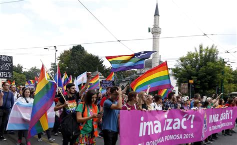 Milhares De Pessoas Na Primeira Marcha De Orgulho Gay Em Sarajevo Esquerda