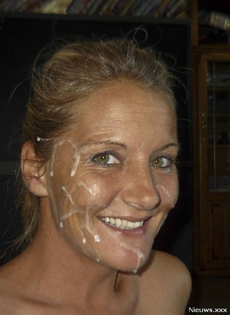 Blonde Milf Zit Onder Sperma