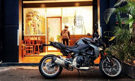 F R Naked Bike Bmw Yang Asik Diajak Menyusup Kepadatan Kota Otoblitz Net Otoblitz Net