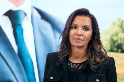 Karine Le Marchand pour ses 55 ans lanimatrice se dévoile sexy en bikini violet flashy Public