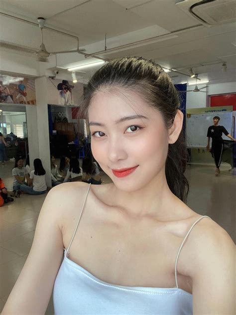 Hot girl đồng phục trường Hutech nhan sắc vạn người mê là ai