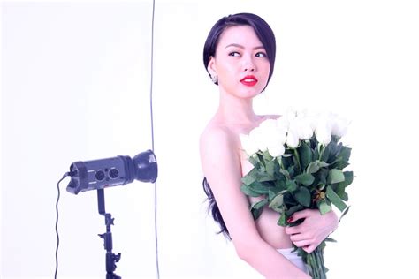 H U Tr Ng Bu I Ch P Nh B N Nude T O B O C A V Ho Ng I P Th I Trang Sao Znews Vn