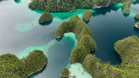 Baie De Triton Dans Les Les De Raja Ampat Bateau Sur Mer Turquoise