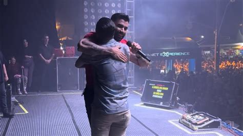 GUSTTAVO LIMA CHAMA CANTOR NO PALCO E SE SURPREENDE De Emocionar