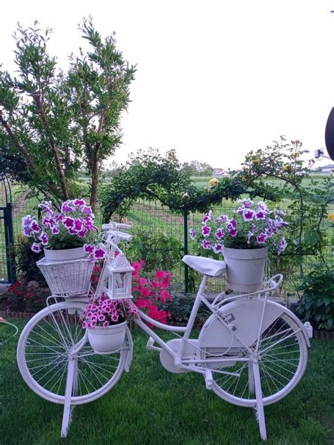 Pin By Rosa Khaydarova On La Bici Decorata Creative Garden Decor