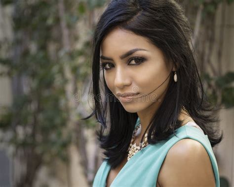 Mujer Joven De Moda De Latina Foto De Archivo Imagen De Adulto Vertical