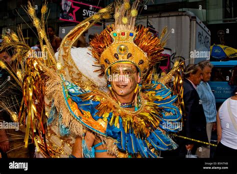 Hombre Vestido De Carnaval Brasile O Bailar N En El Desfile Del Orgullo