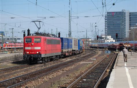 151 055-1 mit einem KLV am 25.03.2010 in München Ost - Bahnbilder.de