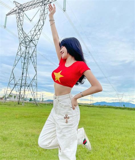 Hot girl Việt mặc trang phục cổ vũ tuyển Việt Nam lọt vòng loại thứ 3 WC 2022 Thời trang