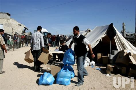 Photo: Palestinian refugees receive food assistance from Hamas ...