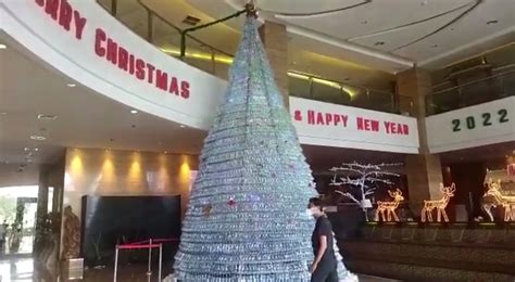 Botol Plastik Disulap Jadi Pohon Natal