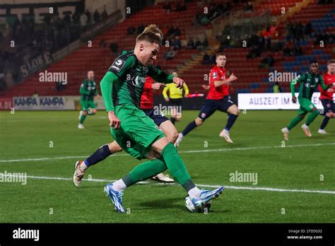 Spieler Preussen Münster mit Ball SpVgg Unterhaching vs SC Preussen