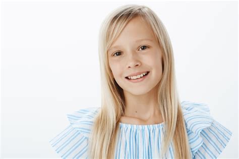 Close Up Portrait Of Happy Adorable Fille Blonde En Chemisier Bleu Souriant Joyeusement Et